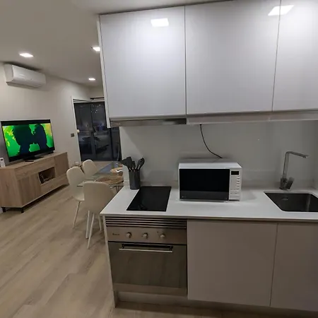 Top-floor One-bedroom Flats - Peaceful With Ocean And Views