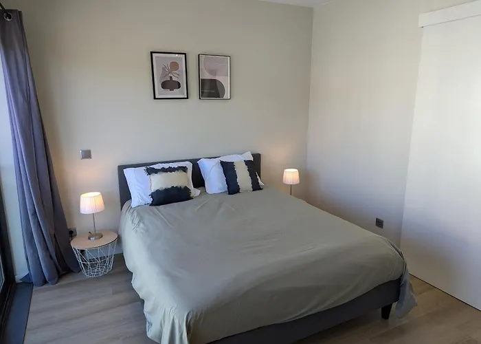 Top-floor One-bedroom Flats - Peaceful With Ocean And Views *
