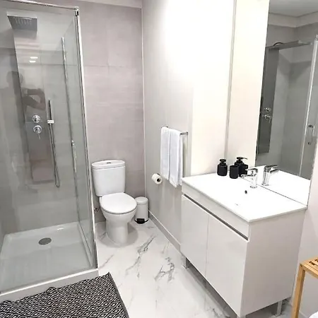 Apartment Top-floor One-bedroom Flats - Peaceful With Ocean And Views *