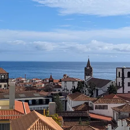 Apartment Top-floor One-bedroom Flats - Peaceful With Ocean And Views
