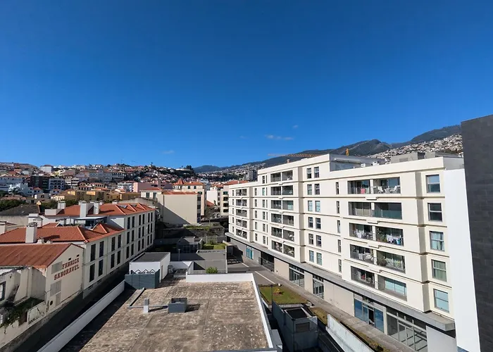 Top-floor One-bedroom Flats - Peaceful With Ocean And Views *