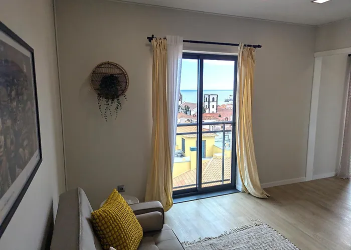 Top-floor One-bedroom Flats - Peaceful With Ocean And Views *