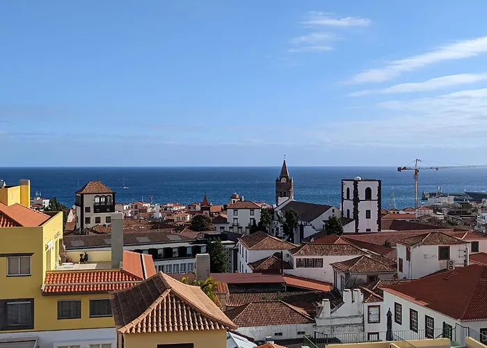 Top-floor One-bedroom Flats - Peaceful With Ocean And Views *